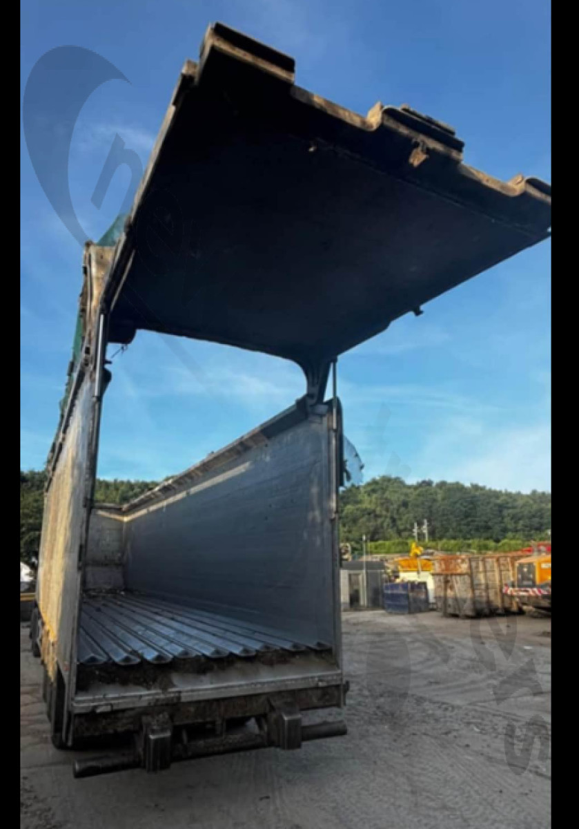 Used 2017 Titan UK Heavy Waste & Landfill Moving Floor Trailer